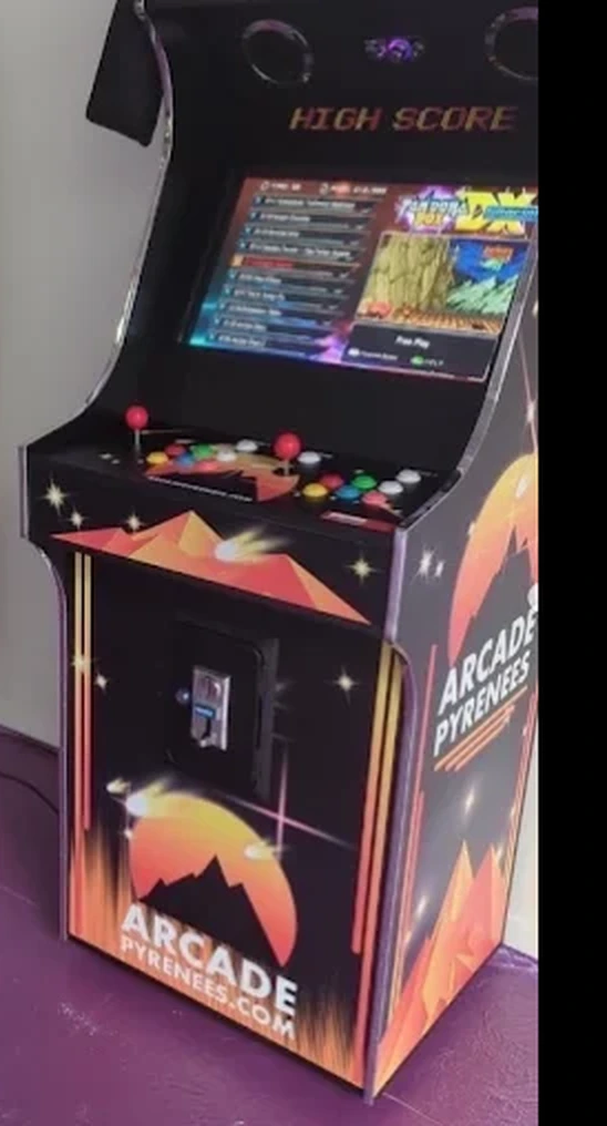 Borne arcade XL noire Arcade Pyrénées, photographiée lors d’un événement