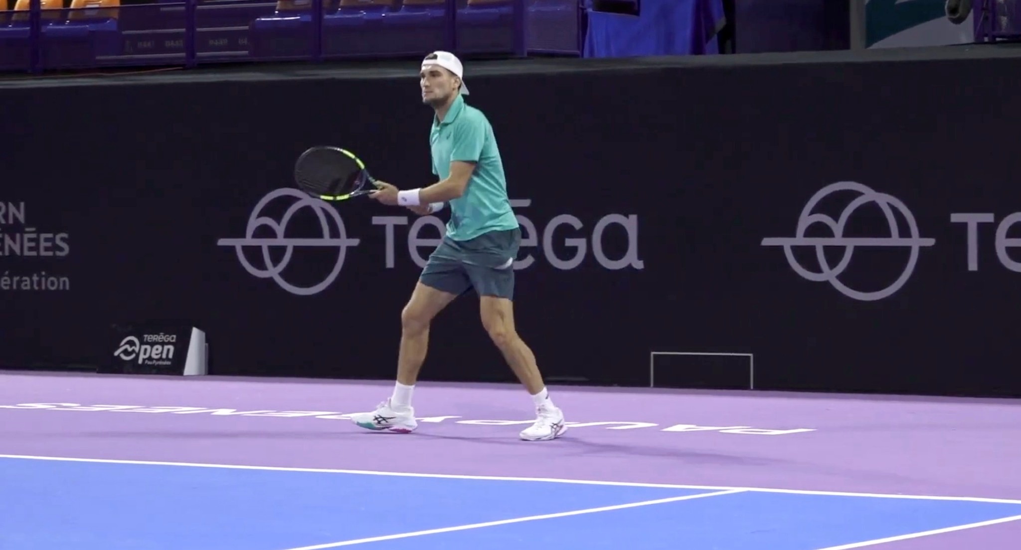 Joueur sur le court de l'Open Pau Teréga
