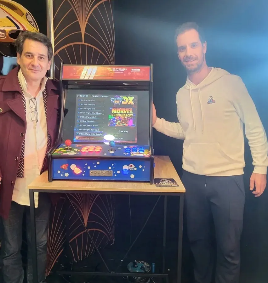 Richard Gasquet aux côtés du Bartop Arcade Pyrénées à l’Open Pau Teréga